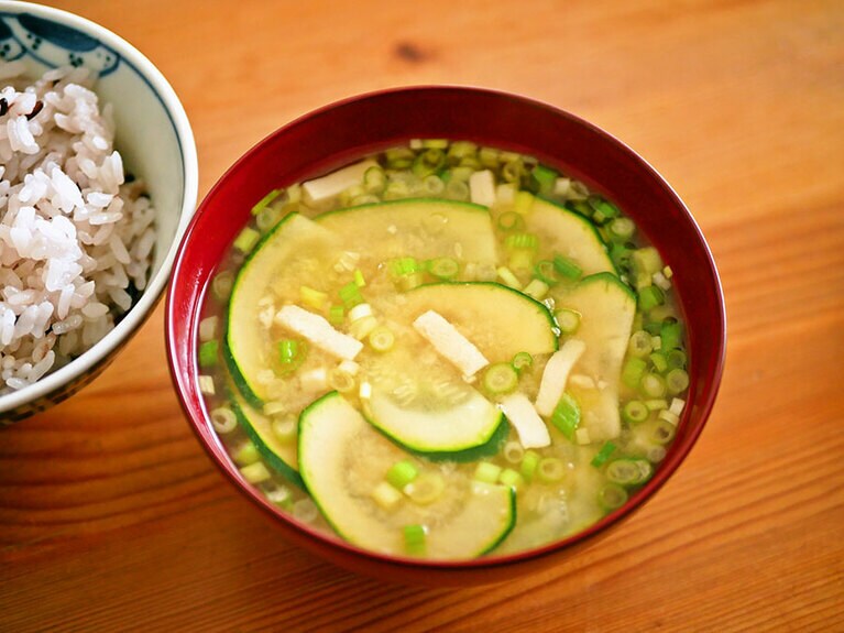 ズッキーニと高野豆腐を小さく刻んだものを入れた味噌汁。ズッキーニはクセがなくて味噌汁でも活躍してくれますよ。豚汁の具にしても合う。