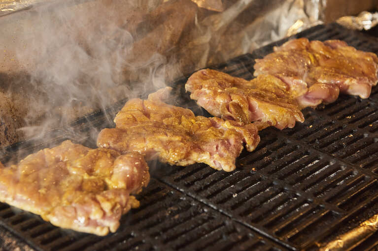 「ジロー鶏」は16種のハーブとスパイスを食べて育つ、 アルペンジローのカリー専用の鶏。