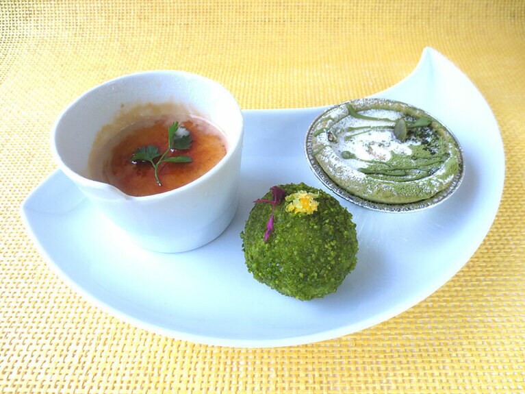 スイーツ3点。左から「ジャスミン茶のクレームブリュレ」432円、「ピスタチオの餡チョコだんご」345円、「抹茶ティラミスプリンタルト」313円。