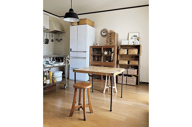 夫の父から譲り受けたテーブルもアウトドア用。キャンプに持ち出すことも多い。