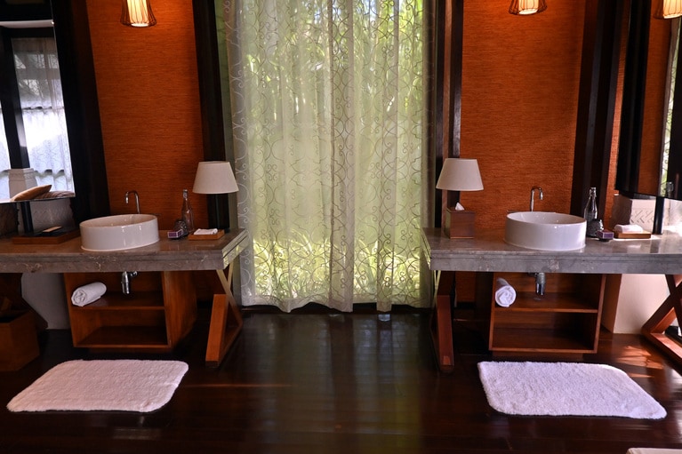 ダブルシンクのシャワールーム。ウォークインクローゼットも広々。バスタブは屋外に。