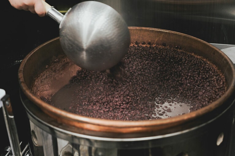 小豆を潰さないよう、ふっくらと炊き上げる。