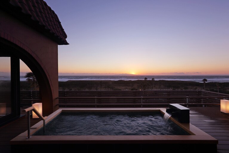 圧倒的な眺めに感激する「眺望千里の湯」。星空の下での湯浴みも最高です。