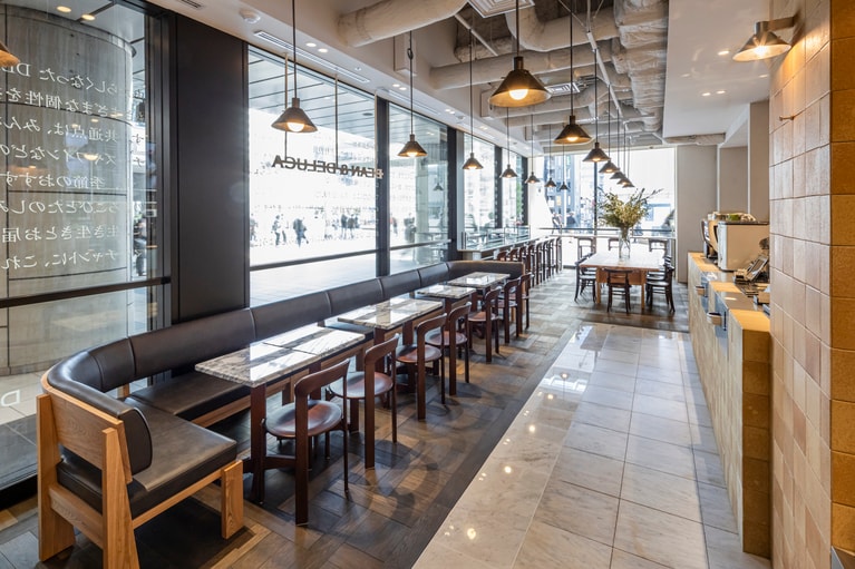 自然光が差し込む明るいイートインスペース。写真＝DEAN & DELUCA