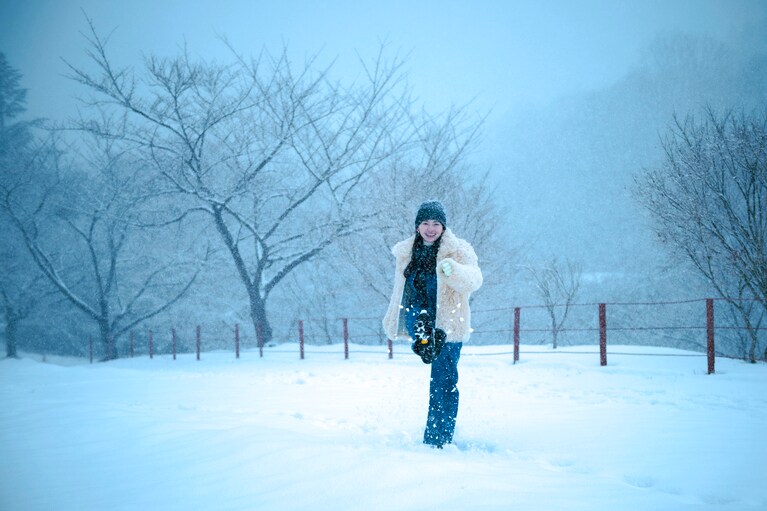 俳優・山田杏奈さんといく、世界遺産の島・佐渡島。雪景色の北沢浮遊選鉱場は神秘的な風景【通いたくなる島、佐渡】