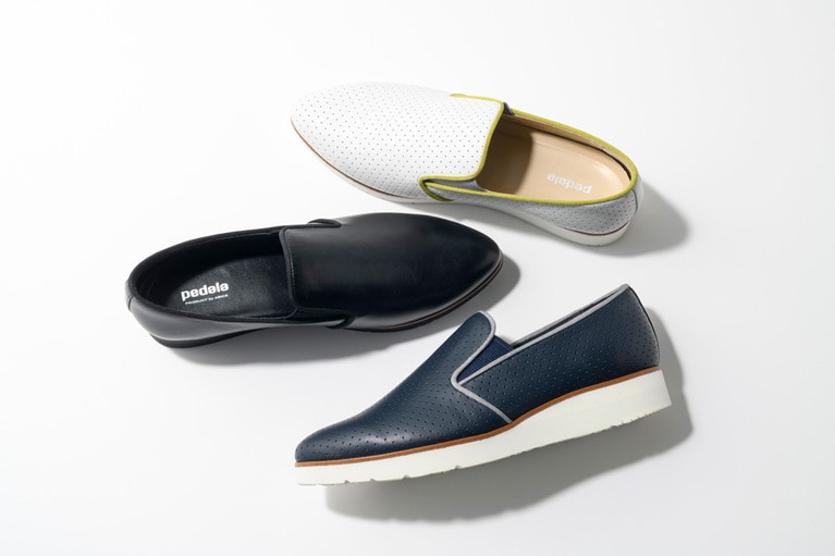 PEDALA LA CHIC「1212A181」(上からホワイト×ネオンライム、ブラック×ブラック、ミッドナイト×ストーングレー)すべて28,600円(税込)。カジュアルなスリッポンタイプで、休日のちょっとした買い物やお出かけにおすすめ。畠山さんが着用したホワイト×ネオンライムは春らしい色合いで、気分を上げてくれるアイテム。近くの公園に出かけてみるのもいいかも。