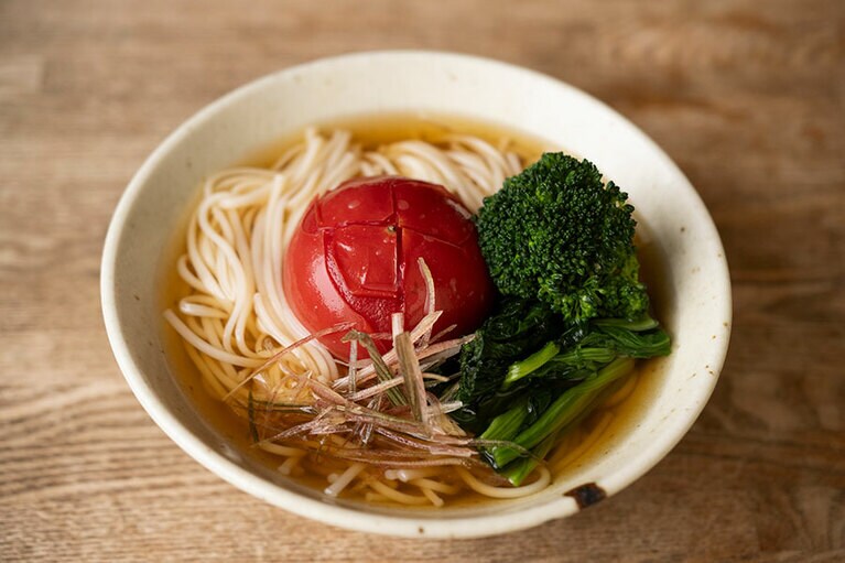 「煮びたしトマトのせ半田麺」1,400円。鎌倉野菜のブロッコリー、みょうがも。