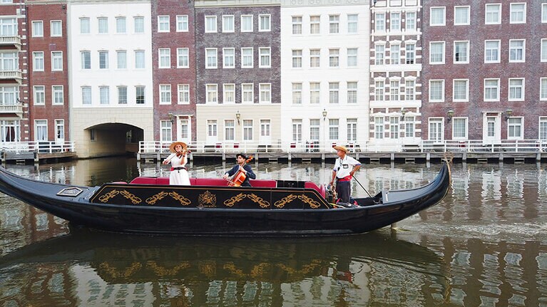 バイオリンとチェロの演奏で優雅なひと時を。