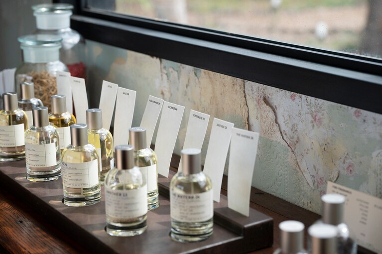 新緑に包まれながら香りと向き合う。移動する店舗ならではの「ル ラボ オン ウィールズ」を軽井沢で体験