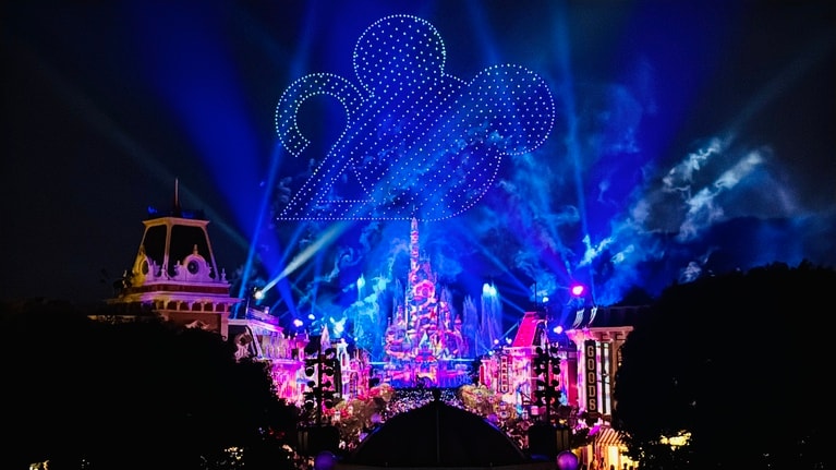 前奏曲のクライマックスでは、光り輝く「2」とミッキーのシルエットが重なり、夜空に20周年記念ロゴが浮かび上がる。