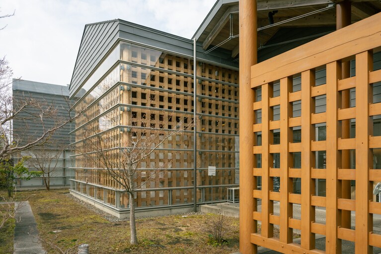 南方熊楠顕彰館。ここには熊楠の蔵書約4000 点、標本やノートなどの資料がおよそ21000 点 保管されている