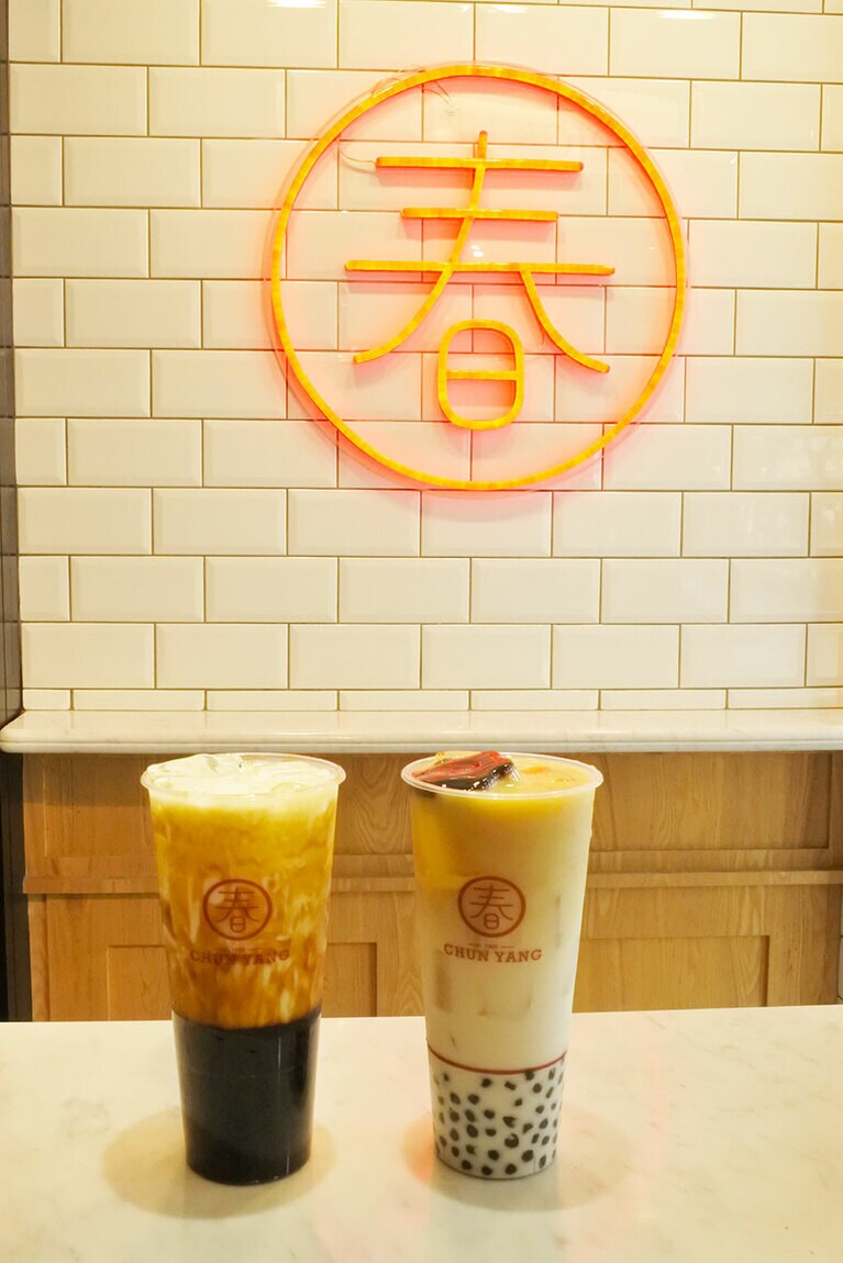 【春陽茶事 信義大安店】写真左から、「黑糖珍珠鮮奶」「布丁烏龍鮮奶」。かなりの量の黒糖で煮込まれたタピオカが入っています。