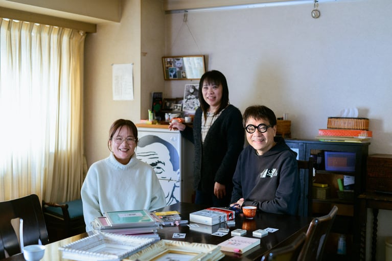 ナンシー関さんが暮らしたマンションにて。左から放送作家の町山広美さん、実妹・米田真里さん、クリエイターのいとうせいこうさん。町山さんの後ろにあるのはナンシーさん特製“小野ヤスシ冷蔵庫”。