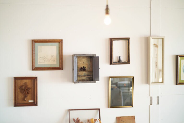 額はカスタムオーダーがメインで、丁寧にヒアリングしながらイメージを固めていく。絵や写真だけでなく、植物、小物など、大切なものを額装するのもいい。