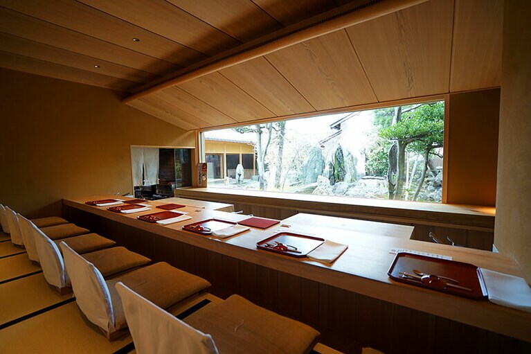 カウンターに座ると、大きなガラス窓から中庭を望むことができる。