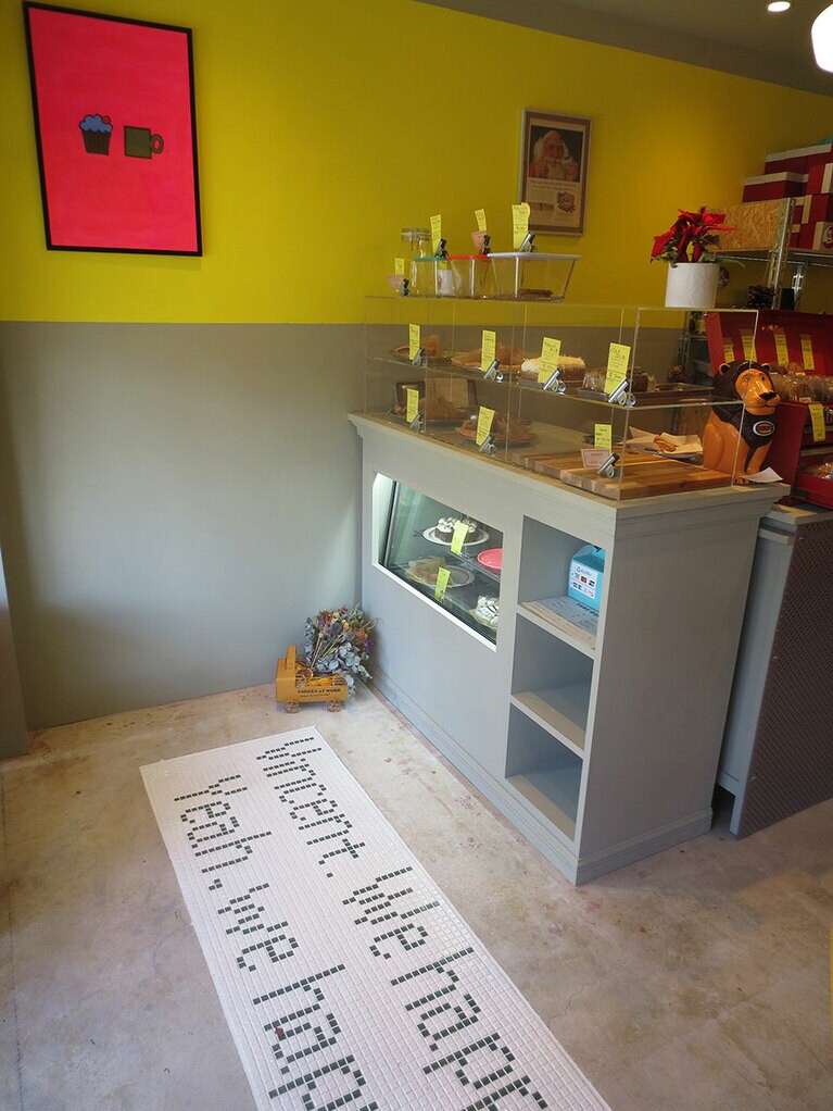 店内入ってすぐ。床のタイル文字もゴキゲン。