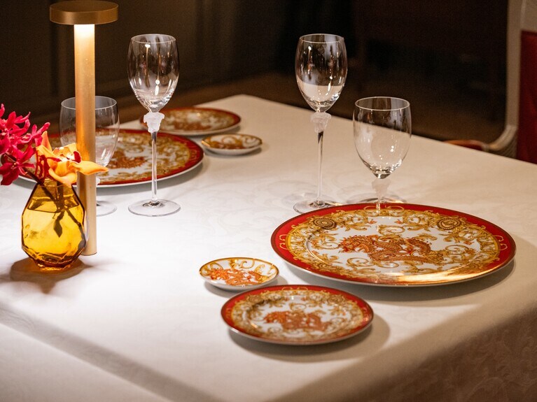 テーブルウェアはドイツの名門「ローゼンタール」とヴェルサーチェによるコラボレーション。
