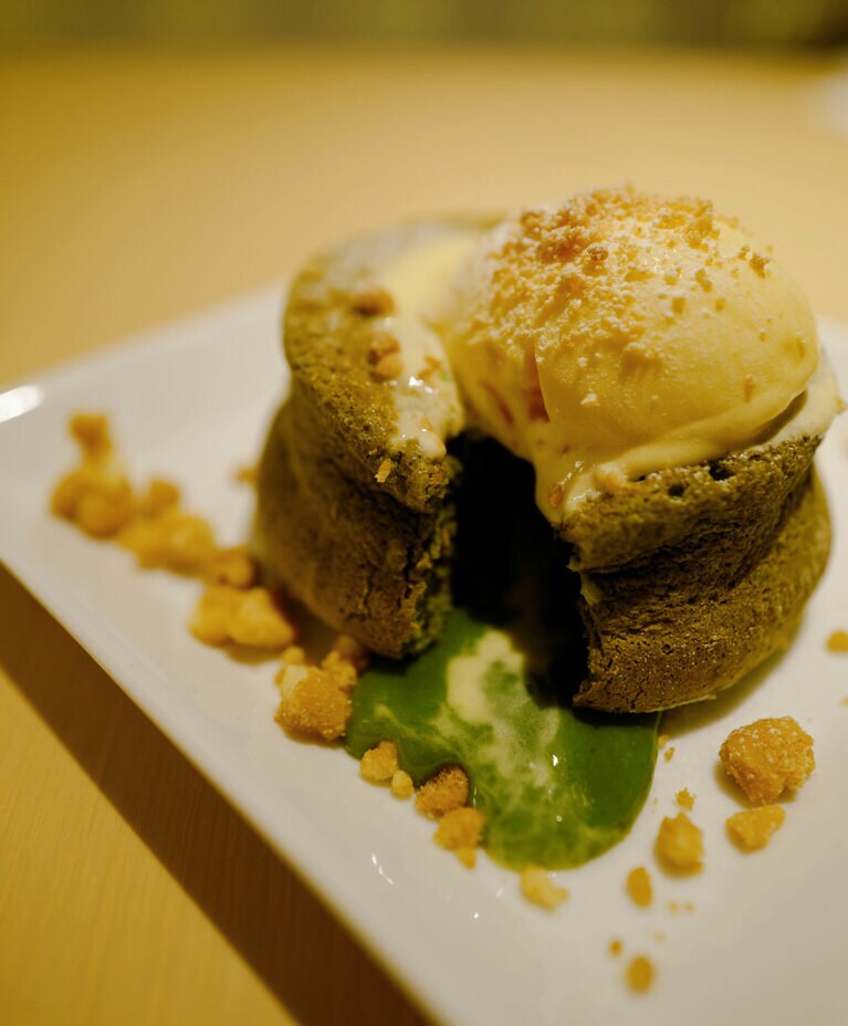 スフレ生地をカットすると内側から、濃厚な抹茶チョコレートのソースがとろ〜り。