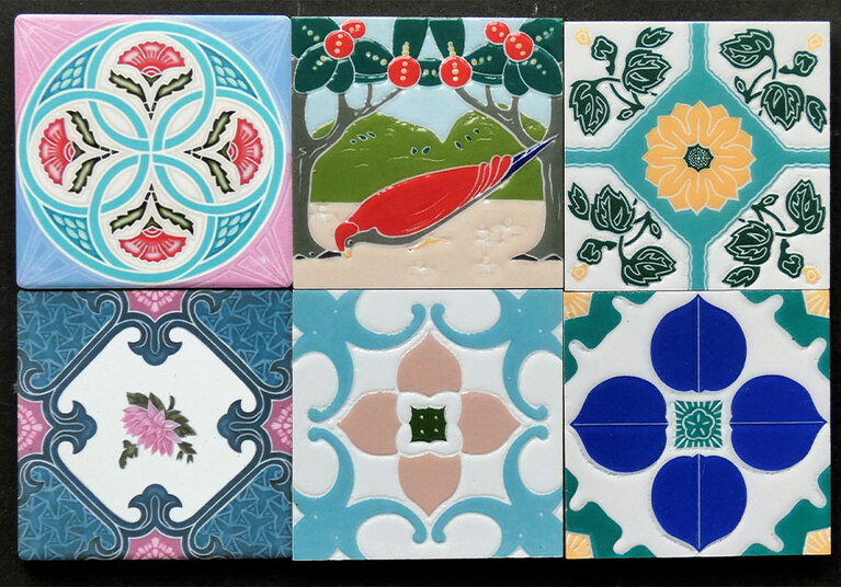 左端上下二枚は吸水コースター(180元）。そのほか、タイルを竹枠に入れたコースター(450元)やシリコーン製コースターなど(100元)もあります。