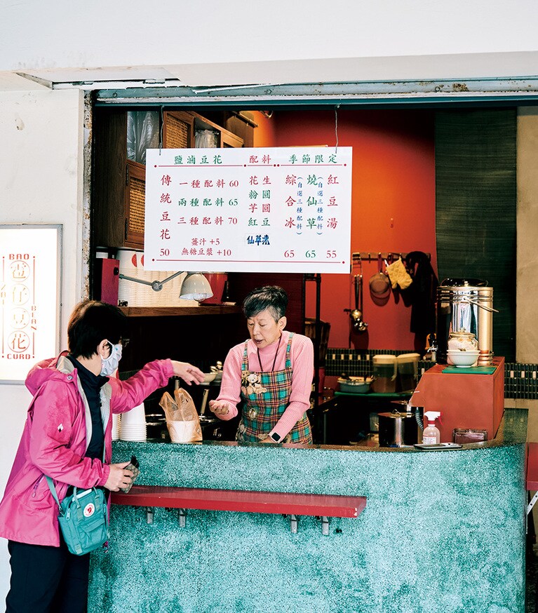 レトロな内装に映える磨石子の青いカウンターは、南投から職人を呼び寄せつくったもの。