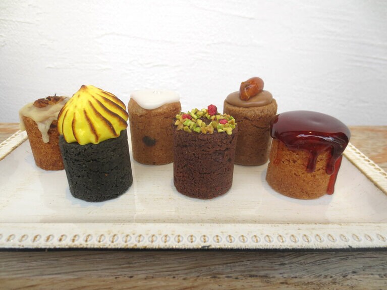「Kork(コルク)」6種類。左から「onion gratin soup」300円、「plain」260円、「ginger bread」280円、「cacao pistacchio」300円、「caramel nuts coffee」300円、「tarte-tatin」260円。