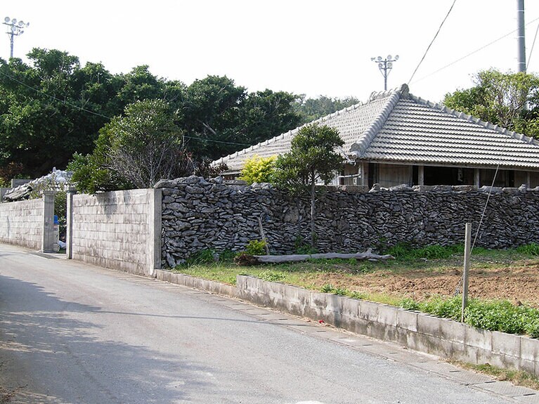 サンゴを積み上げた壁の昔ながらの民家も。