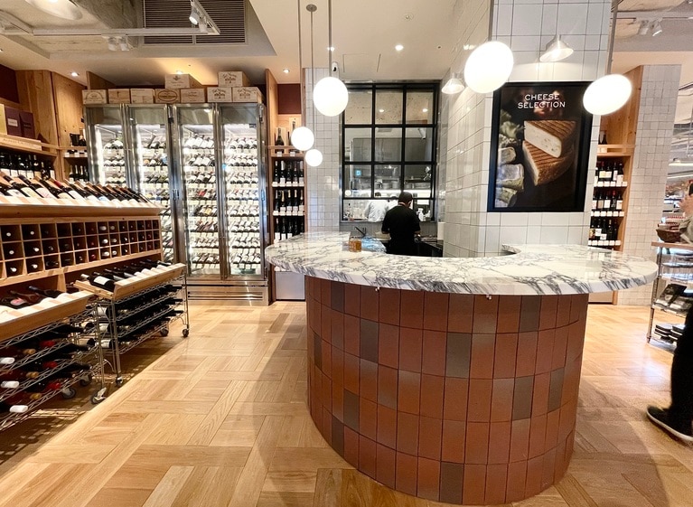 店内にはバーカウンターも新設。グラスワインを気軽に楽しめるほか、ワインのテイスティング会など、イベントも定期的に開催される予定です。