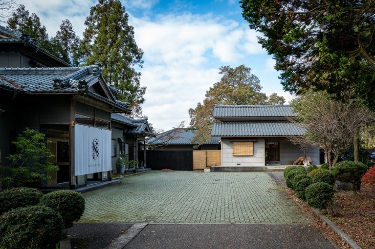 左が「sui」、右奥正面の建物が「Né」。