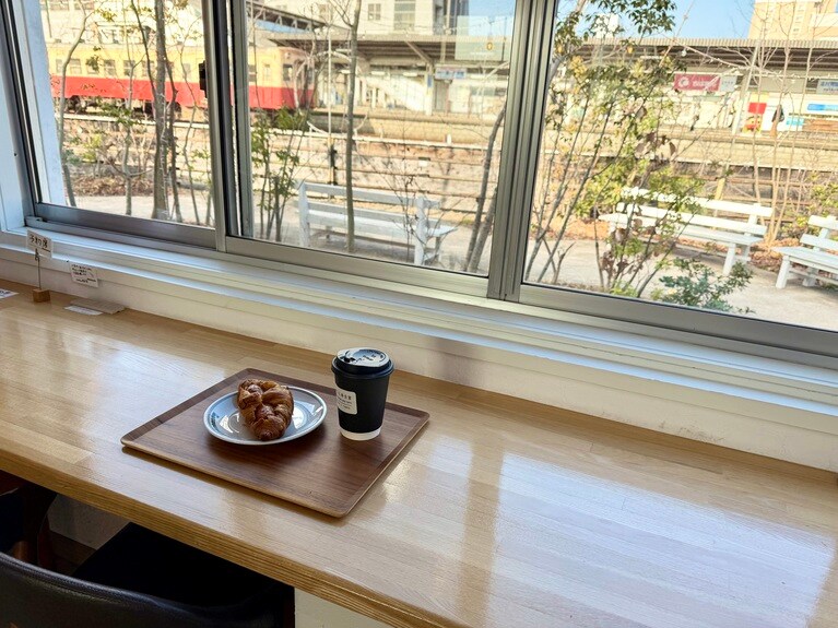 Wi-Fiも完備！　自由に読んでいい書籍コーナーもあり、ついのんびり過ごしたくなる。