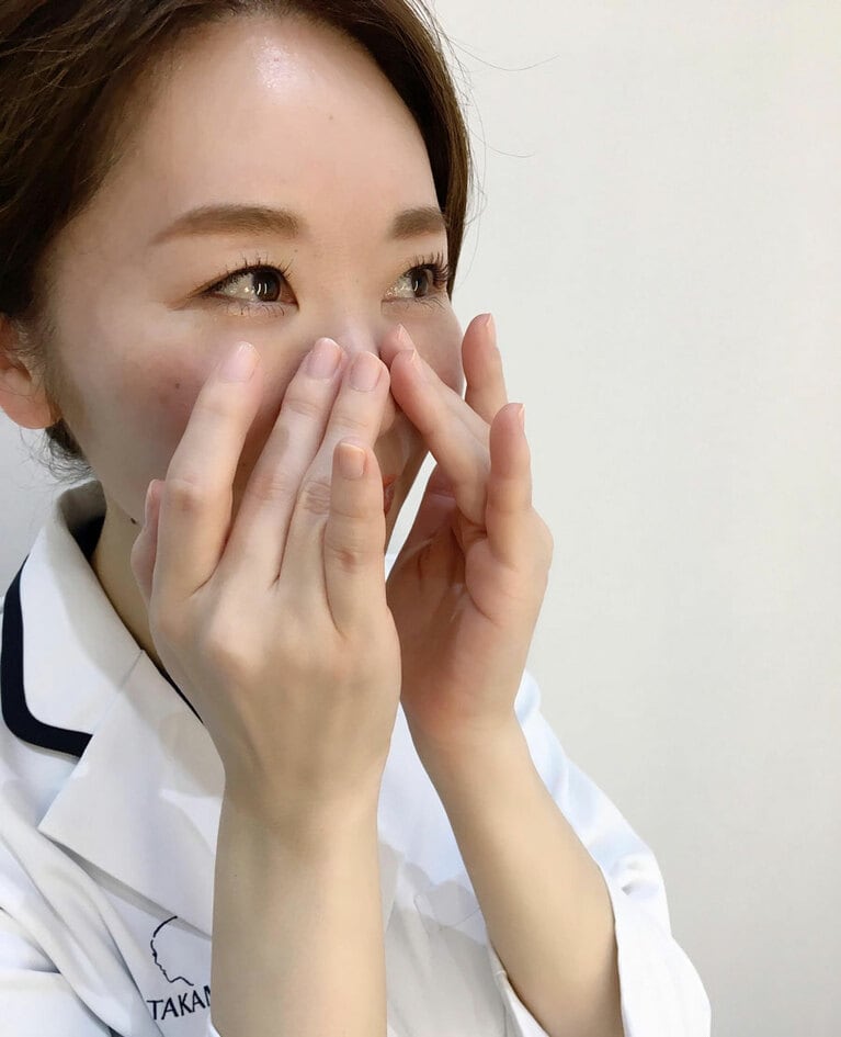 鼻の側面や小鼻、鼻の下などは中指と薬指の2本で優しくなじませる。