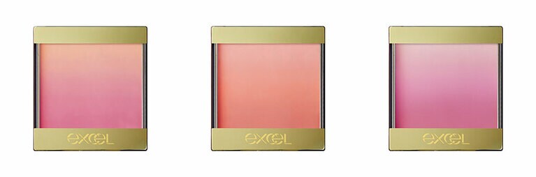 下の方にはニュアンスの異なる濃淡2色の血色カラー。そこから上に向かってハイライトカラーまでがグラデでつながるチーク。全部を混ぜると、しっかり発色しながらも自然な血色感ある頬に。写真左から、AB01 ピーチ＆ピーチ、AB02 アプリコットジャム、AB03 チェリッシュベイビー エクセル オーラティック ブラッシュ 全5色 各1,800円／常盤薬品工業