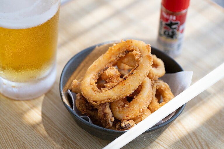 サクッと揚がった「いかからあげ」（650円）に生ビール（700円）が合う！