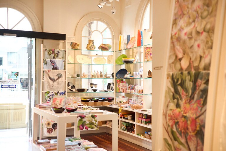 陽光が射し、明るい店内。