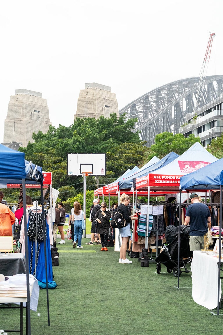 シティから電車に乗ってすぐのミルソンズ・ポイント駅下車。約220の屋台が並ぶマーケット。