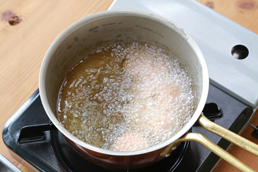 油に入れる材料の量は、鍋の面積の半分くらいまで。それ以上入れると油の温度が急低下して上手に揚がらない。揚げ始めは材料からの水分が出るので大きい泡が勢い良く出て、ぱちぱちと音も大きくなる。※下茹でしたイモ類やかぼちゃなどの素揚げも同様に少ない油で調理可能。