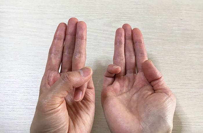 噛み合わせ箇所のマッサージ。両手の指の3本～人差し指、中指、薬指を使う。