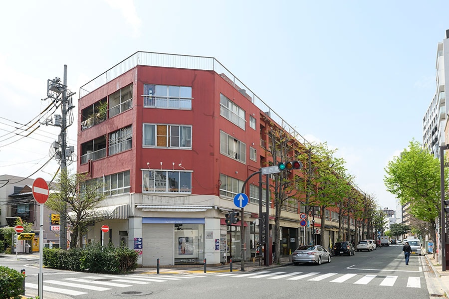 かつて米軍キャンプ地となっていた地に建つ、吉田町第一名店ビル。