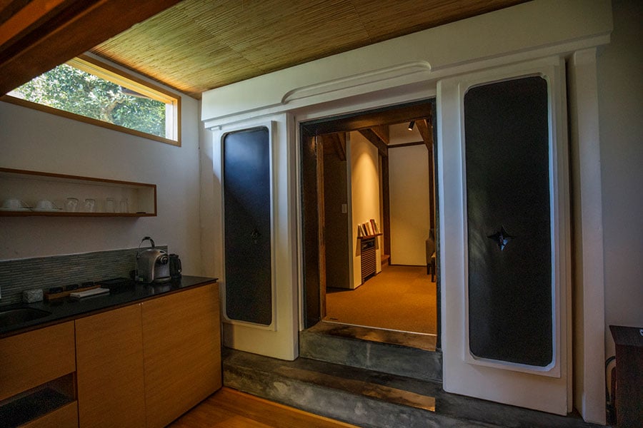 畳の和室と蔵を改造した部屋に繋がるスペースにはミニバーも完備。