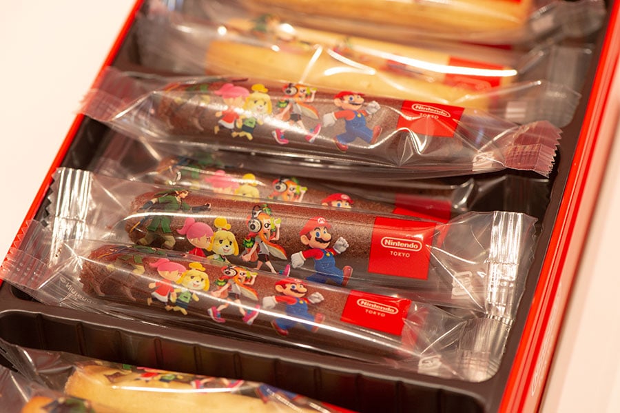 東京を代表するお菓子ブランドのヨックモックのロールクッキーのミニサイズ(写真・右の中身)。
