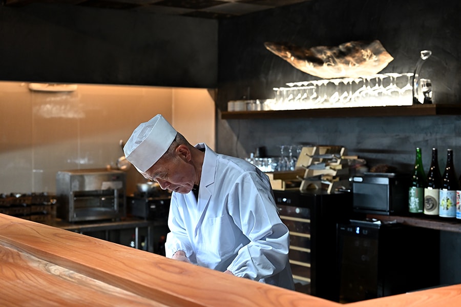 料理人歴50年以上を誇る店主の市井八州司さん。