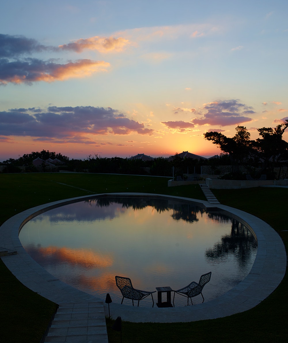東の空に昇る朝焼けの太陽を眺める時間の美しさも竹富島ならではのもの。