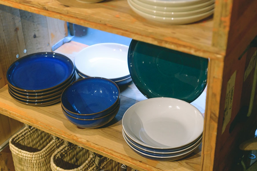 英国ストーンウェア Denbyの食器。左から青いプレート 各4,000円、ボウル 各3,500円、白いプレート 各2,000円。