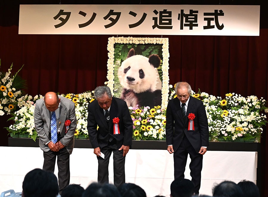 神戸市淡河町自治協議会「笹部会」の左から、西浦さん、辻井さん、岩野さん。