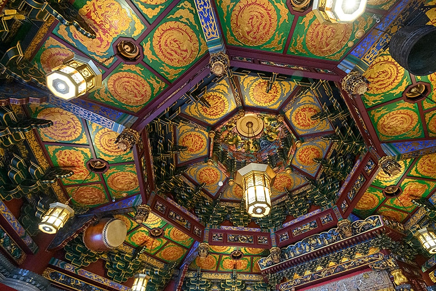 廟堂の天井にも極彩色の装飾や細やかな彫刻が施されています。