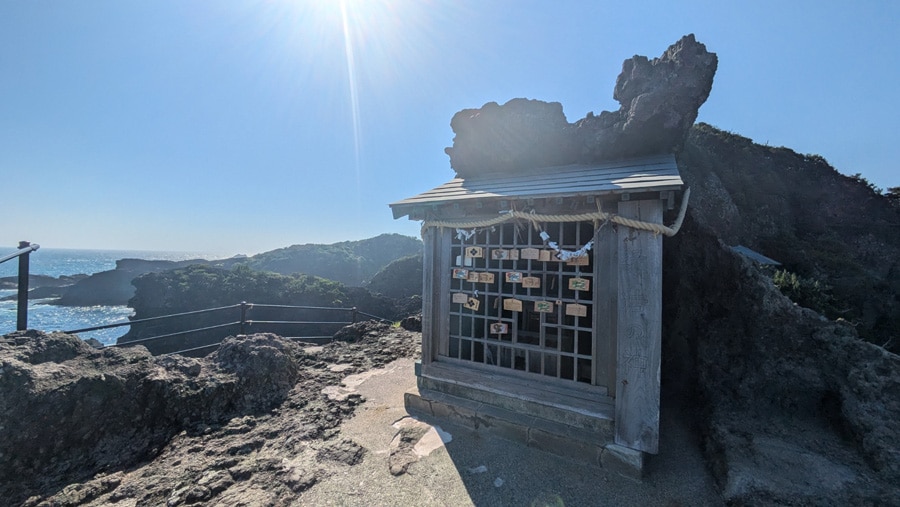 石廊崎の突端で太平洋を見守る熊野神社。縁結びの神として信仰を集める。