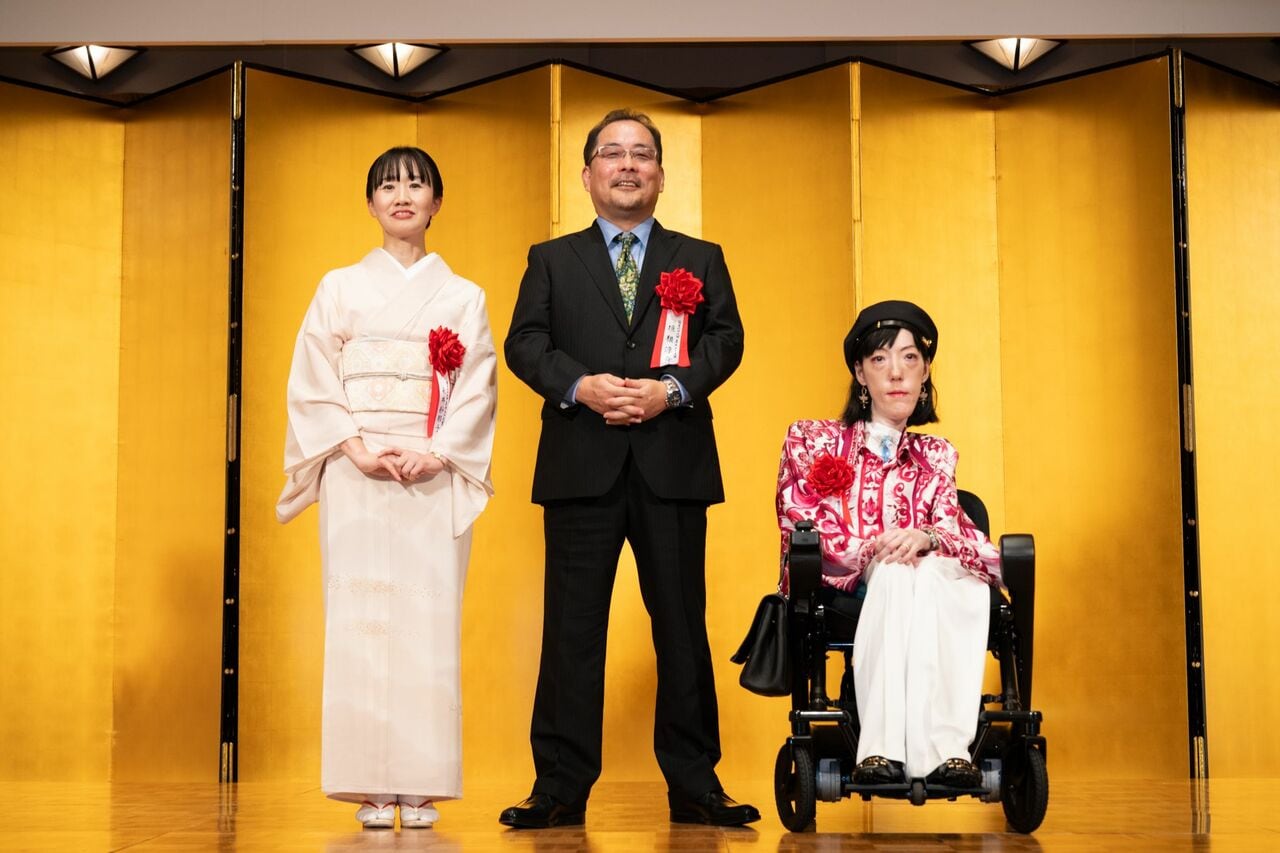 直木賞受賞者の永井紗耶子さん（左）、垣根涼介さん（中央）と並ぶ市川さん　©文藝春秋