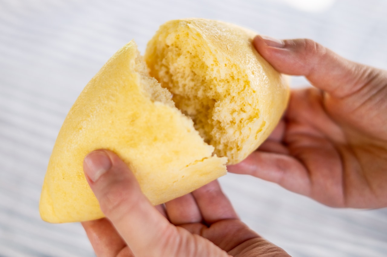 マントウの仲間だが、焼いているので香ばしく、花巻より食感はしっかりめ。