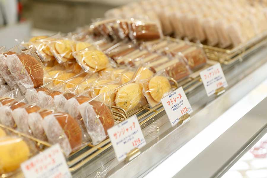 【フランス菓子16区】ショーケースには他にも美味しい焼き菓子がずらり。季節限定のパイや、ショコラなど種類も豊富で、ケーキは早々に売り切れてしまうこともあるほど。