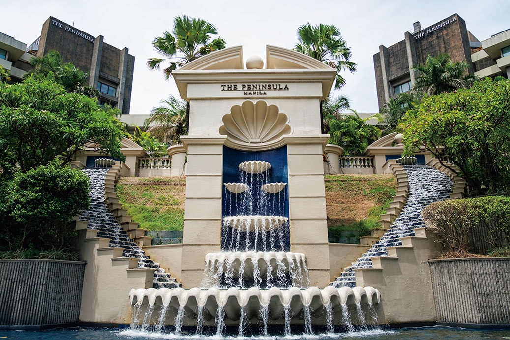 ザ・ペニンシュラマニラを象徴する壮麗な噴水。