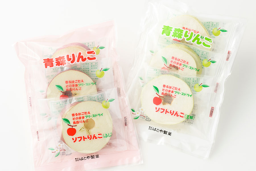 【青森県】はとや製菓「ソフトりんご」。左から：ふじ、王林 各460円(3袋入り)。